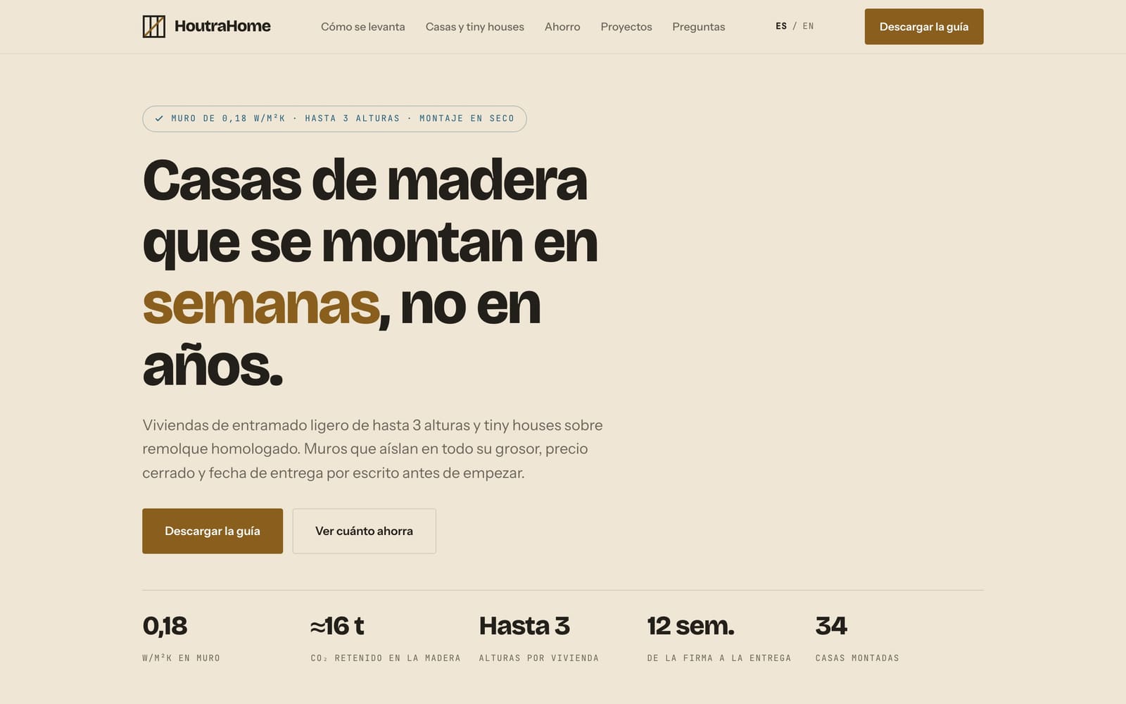 Portada de la web de HoutraHome: titular sobre casas de madera que se montan en semanas, con cinco cifras clave debajo